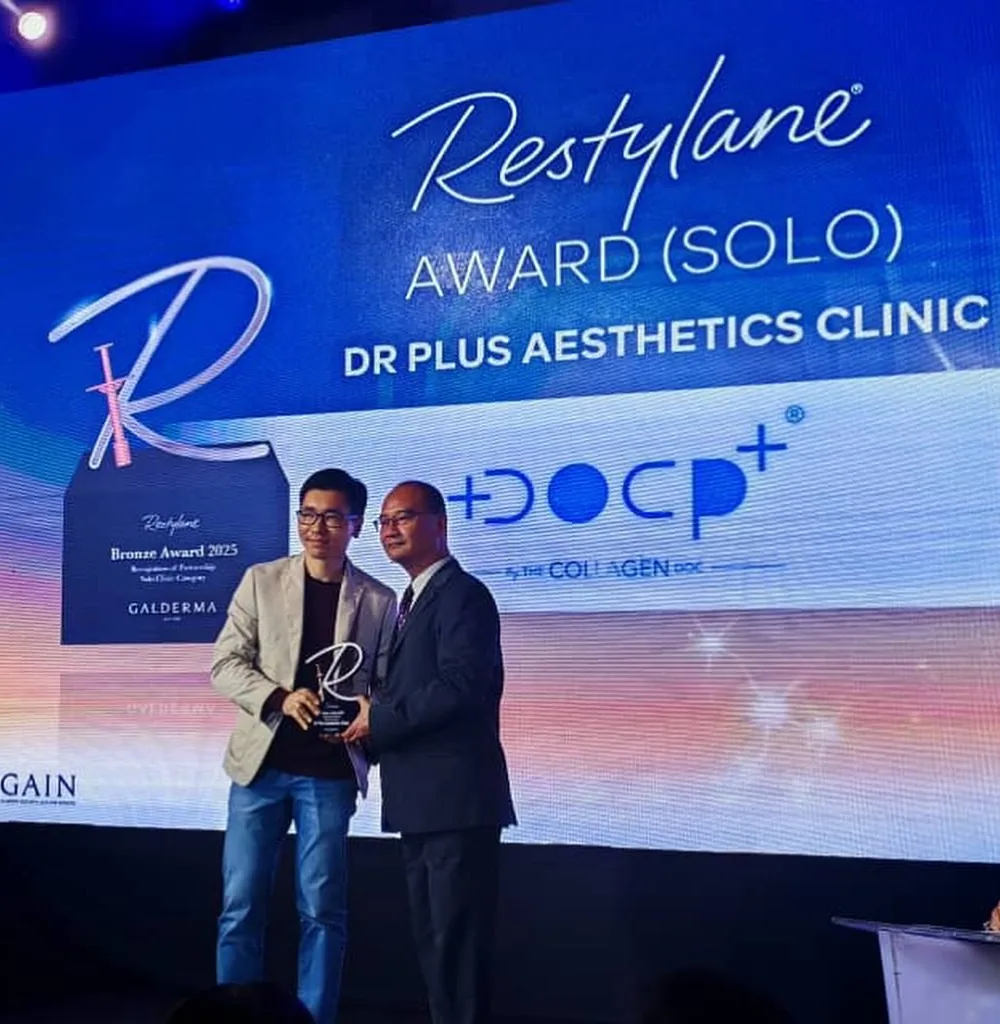 Dr Kenneth Lee receiving the Restylane Bronze Award from Galderma
